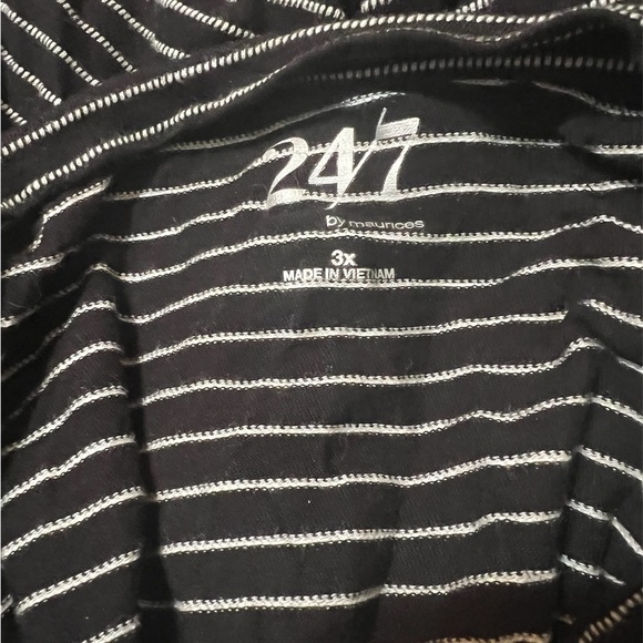 Plus sz Maurices Womens Plus Size 3 Black/Silver Stripe Stretch Top Short Sleeve - Picture 3 of 3